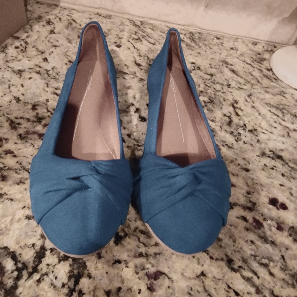 Report footwear Villy ballet flats Teal Green Size 6. Never been worn.